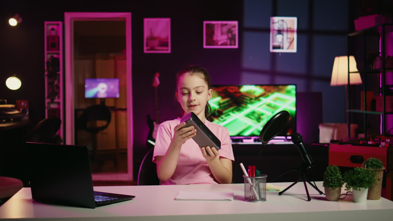 joven creador de contenido bonito películas dispositivo de reproducción de música desembalaje para la audiencia de la generación z