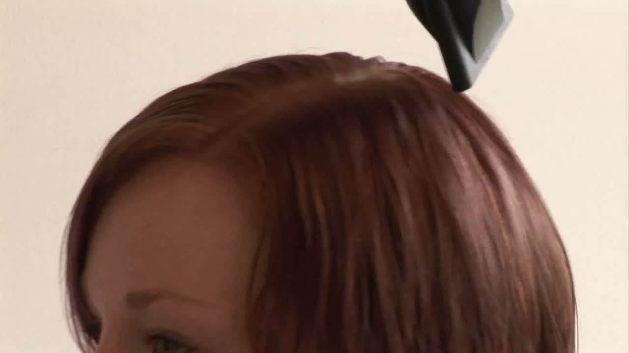 머리카락을 건조하는 여자