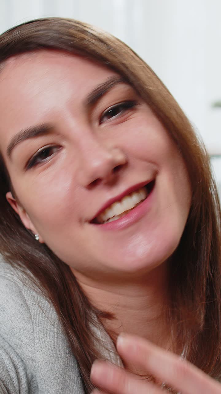 pov webcam vista mujer de negocios gerente mirando a la cámara hablando reunión en línea conferencia de oficina