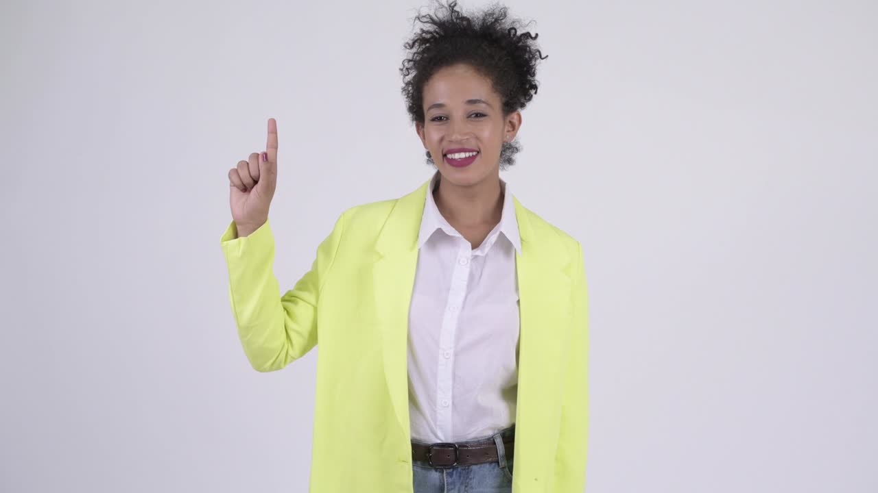 feliz jovem e bela mulher de negócios africana