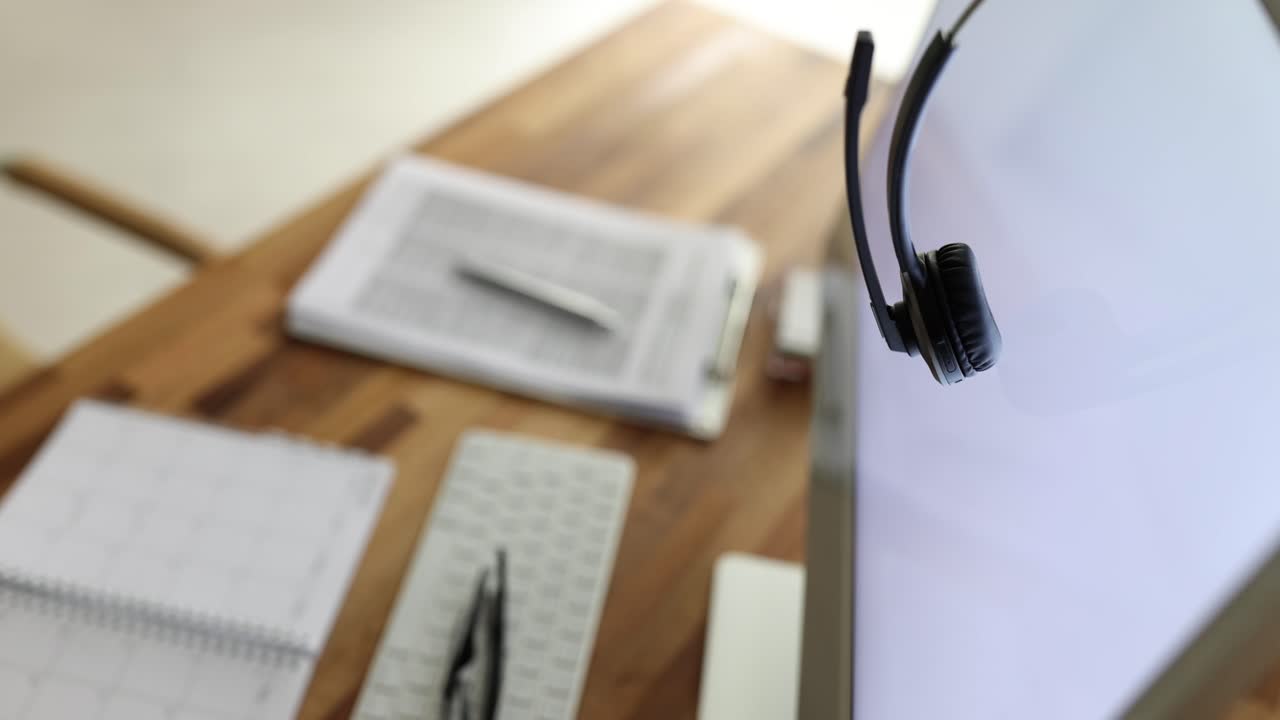 Çalışma için bilgisayar ve kırtasiye malzemeleriyle donatılmış ofis masası