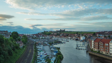 día del puerto de whitby al anochecer a la noche timelapse, tarde de verano, turistas