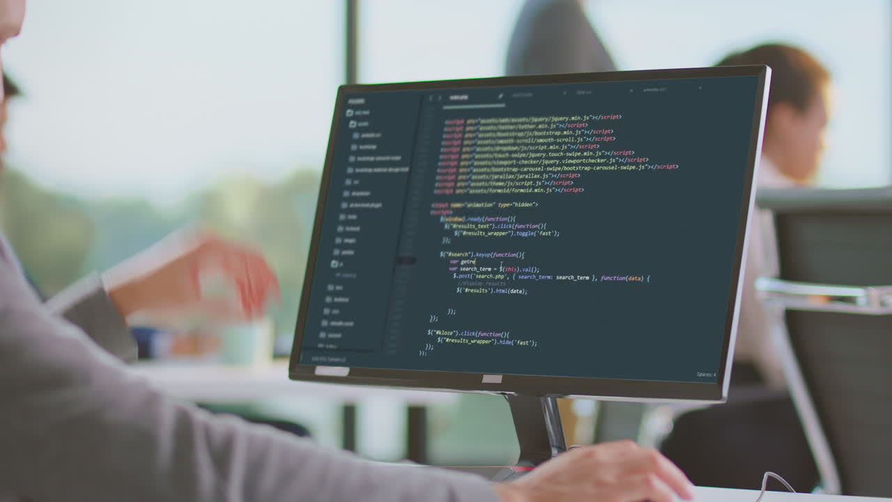 persona codificando en la computadora en la oficina moderna