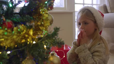 chica en casa en tiempo de navidad