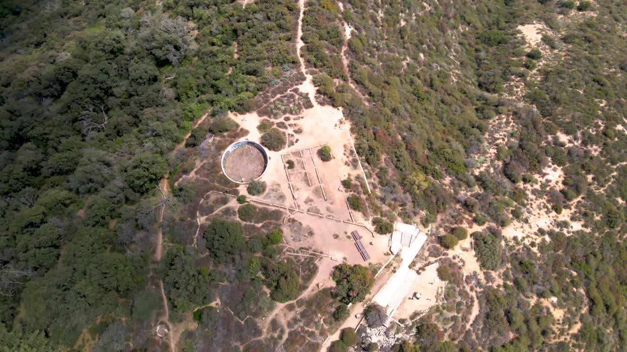 에코 마운틴 하우스 폐허의 오버헤드 궤도 샷