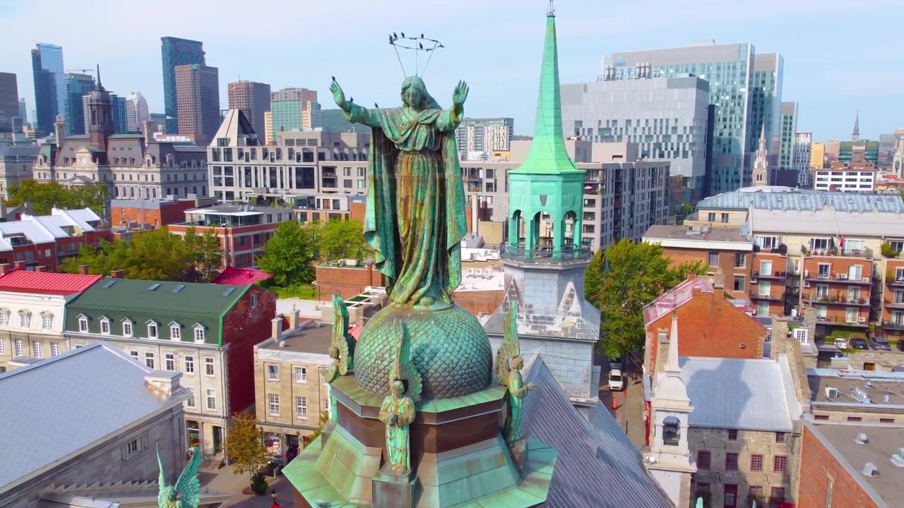 Historische Gebäude und Stadtbild in der Innenstadt von Montreal unter klarem Himmel, Luftaufnahme