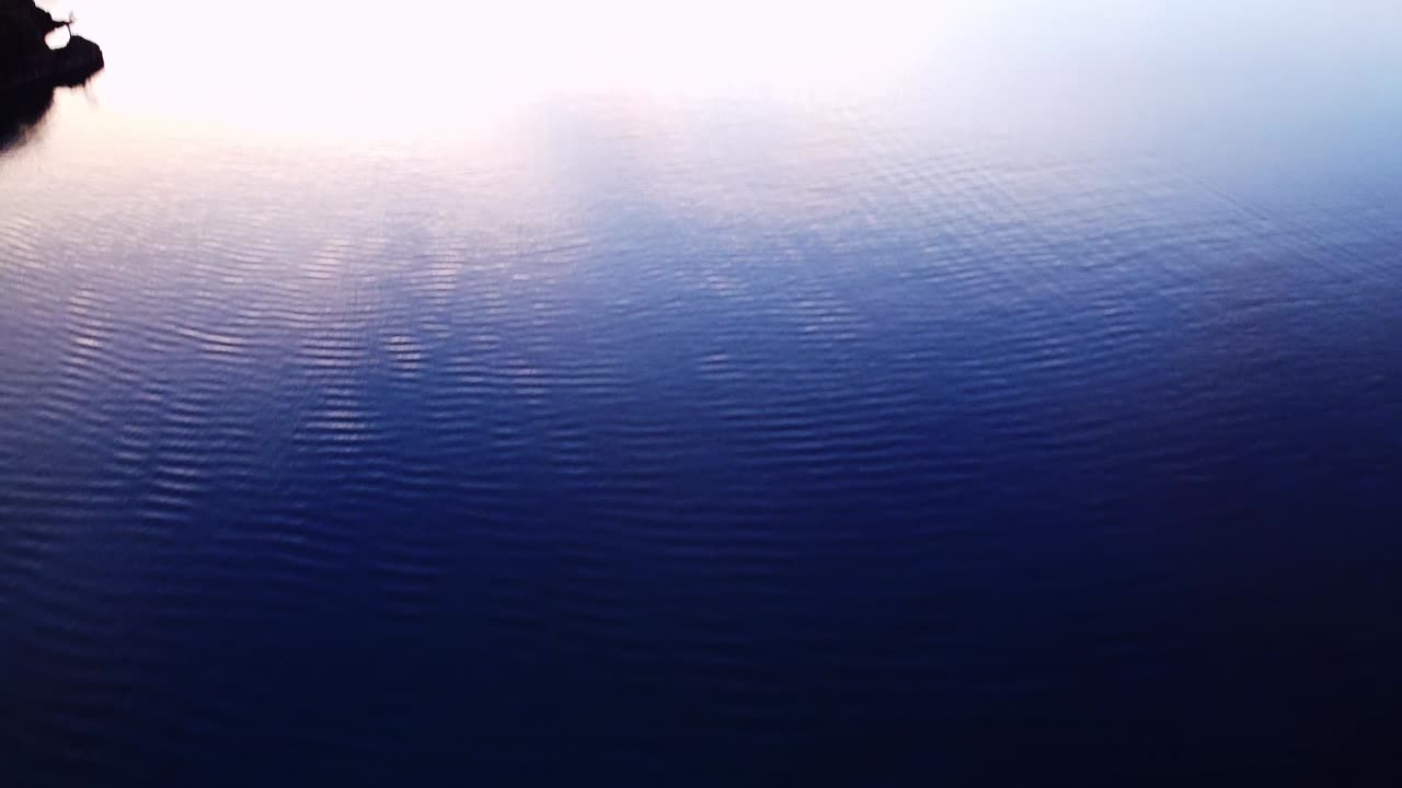 잔잔한 푸른 바다 위로 빛나는 일몰의 멋진 풍경