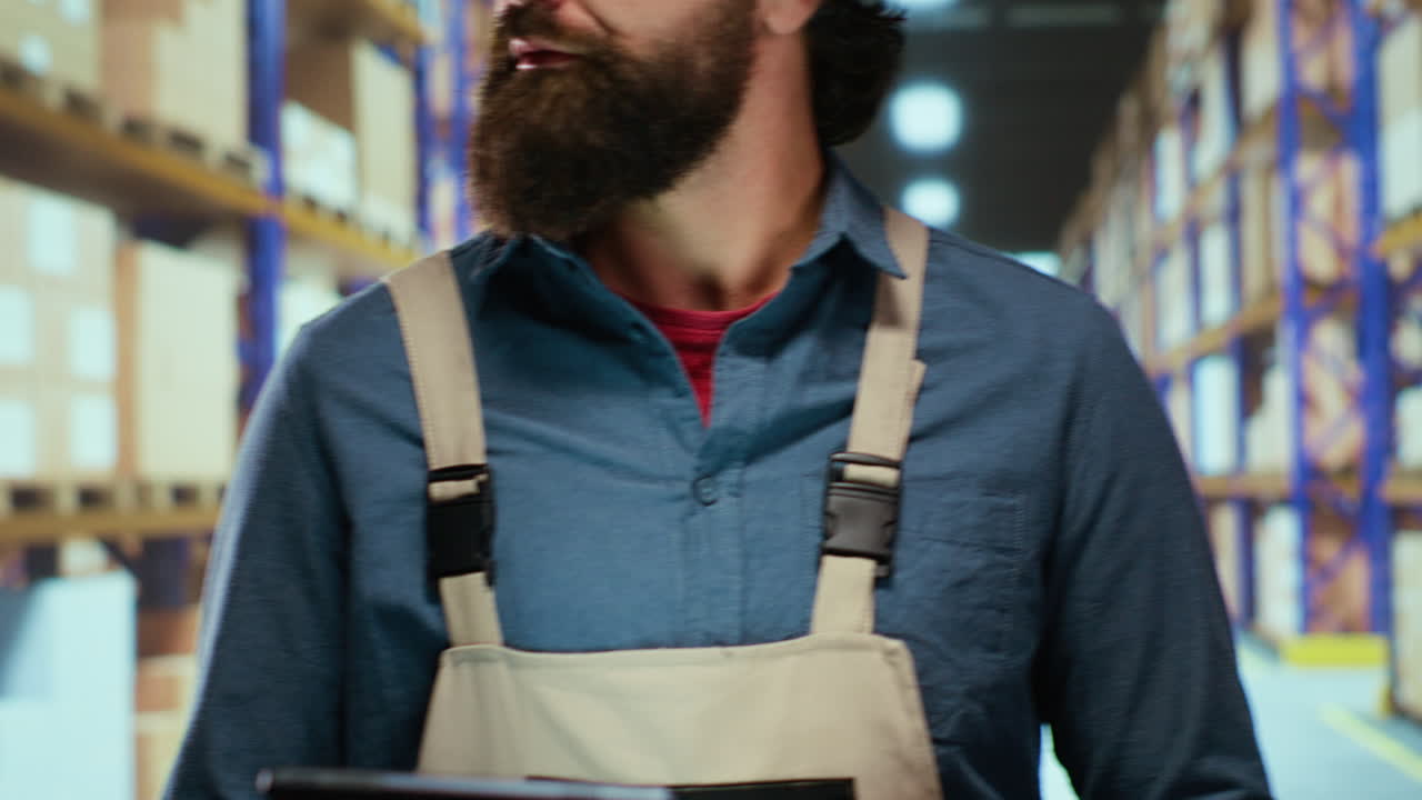 ingeniero de almacén verificando los paquetes de existencias