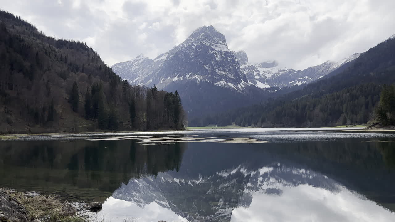 Utsikt til refleksjonen på vannoverflaten av Oberseesjøen, Glarnerland, Näfels, kantonen Glarus, Sveits
