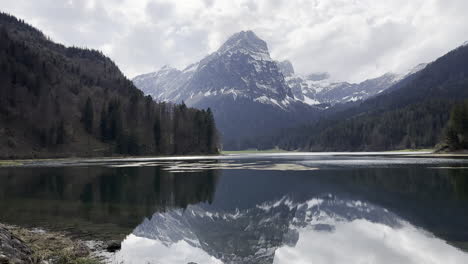 Blick-Auf-Die-Spiegelung-Auf-Der-Wasseroberfläche-Des-Obersees,-Glarnerland,-Näfels,-Kanton-Glarus,-Schweiz
