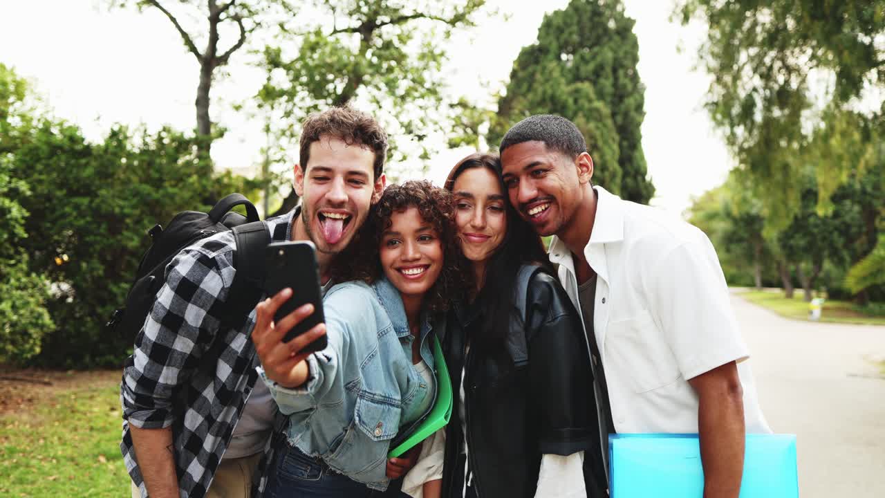 Un gruppo felice e diverso di studenti che si scatta un selfie all'aperto.