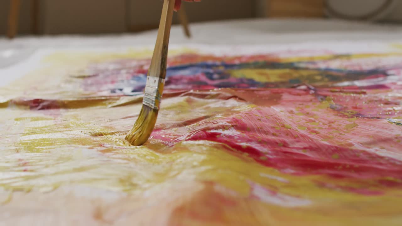 video de primer plano de pincel y pintura del artista