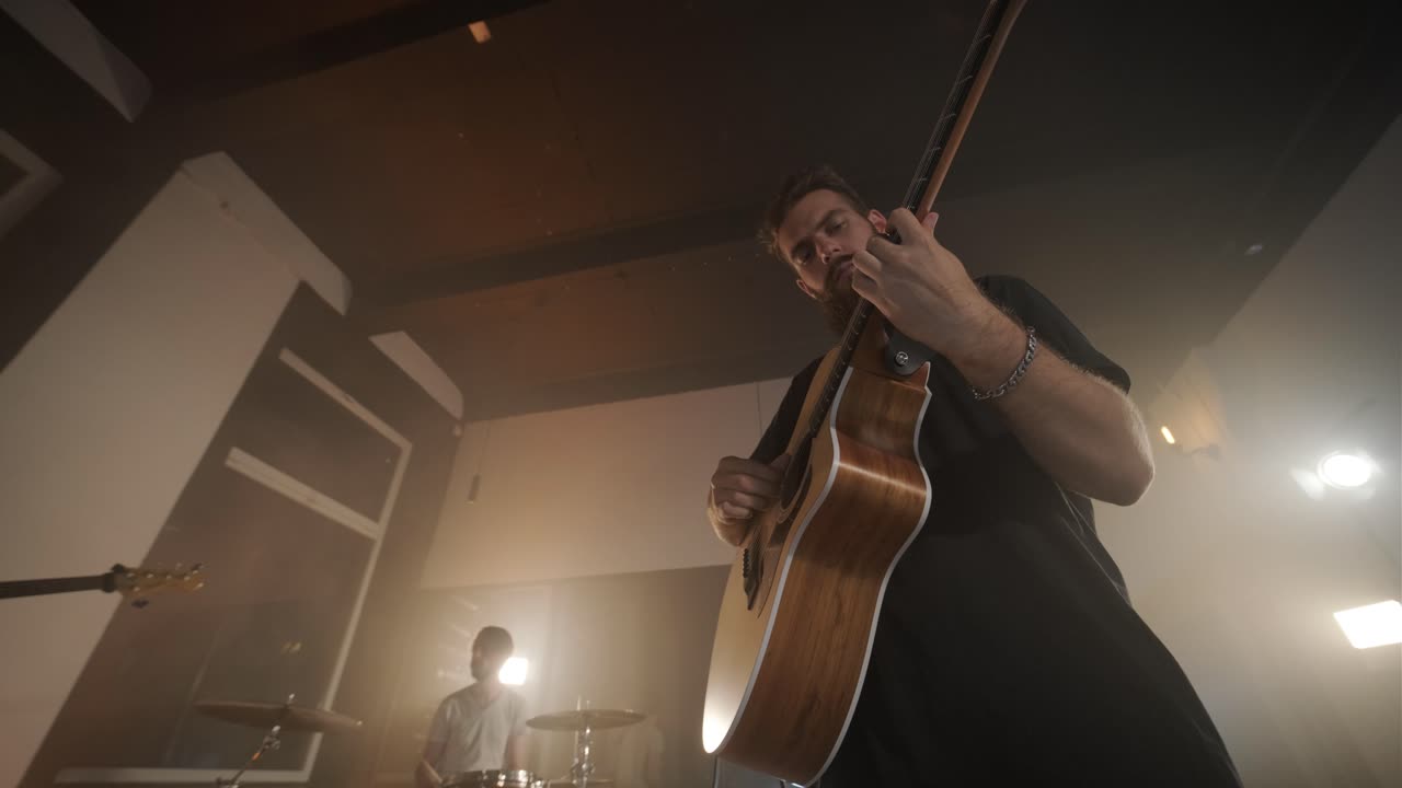 actuación en vivo de la banda con cantante, bajista, pianista, baterista y guitarrista