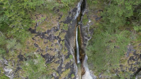 Vista-Aérea-De-Drones-De-La-Cascada-Que-Corre-Hacia-El-Desfiladero-De-Almach-Alpes-Bávaros-Alemania