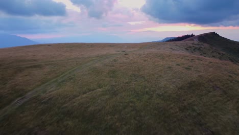 Experimente-La-Belleza-De-Una-Montaña-De-Verano-Al-Atardecer-Con-Colores-Vibrantes,-Capturados-Por-Un-Fascinante-Video-De-Drones