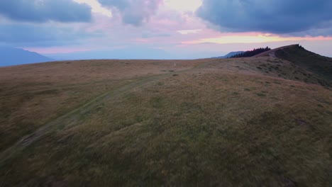 experimente la belleza de una cresta montañosa de verano al atardecer con colores vibrantes, capturados por un fascinante metraje de avión no tripulado
