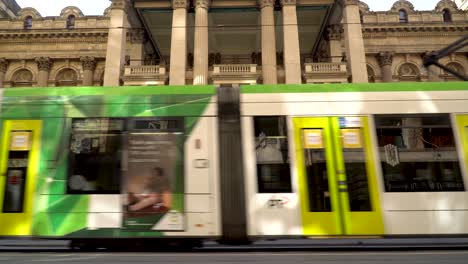 eine straßenbahn fährt während der covid-abschließung an melbournes wunderschönen und historischen gebäuden vorbei