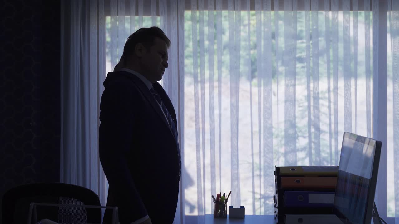 목 통증. 사무실 직원이 목 통증을 가지고 있습니다.