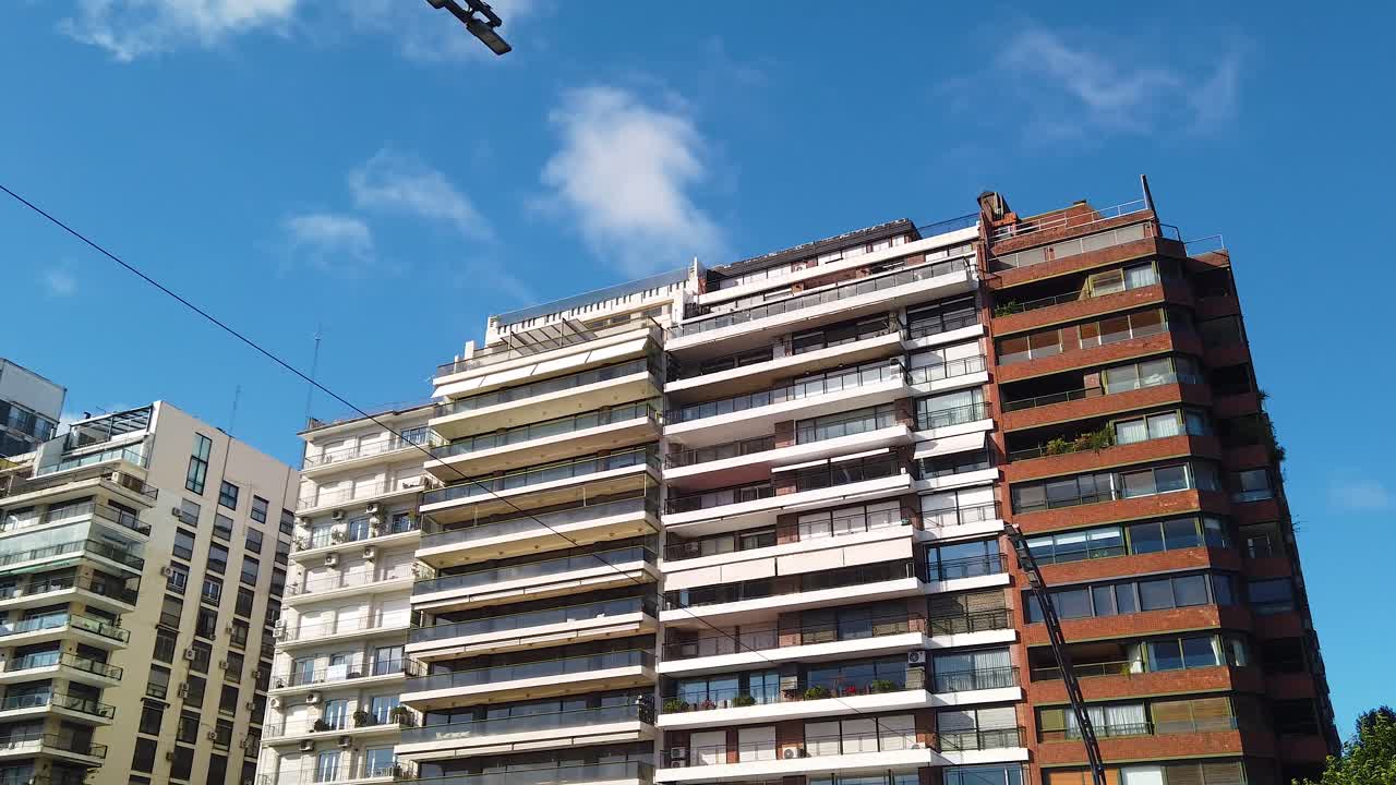 Edifícios e horizonte de Palermo, cidade de Buenos Aires, Argentina, com apartamentos residenciais com varanda.