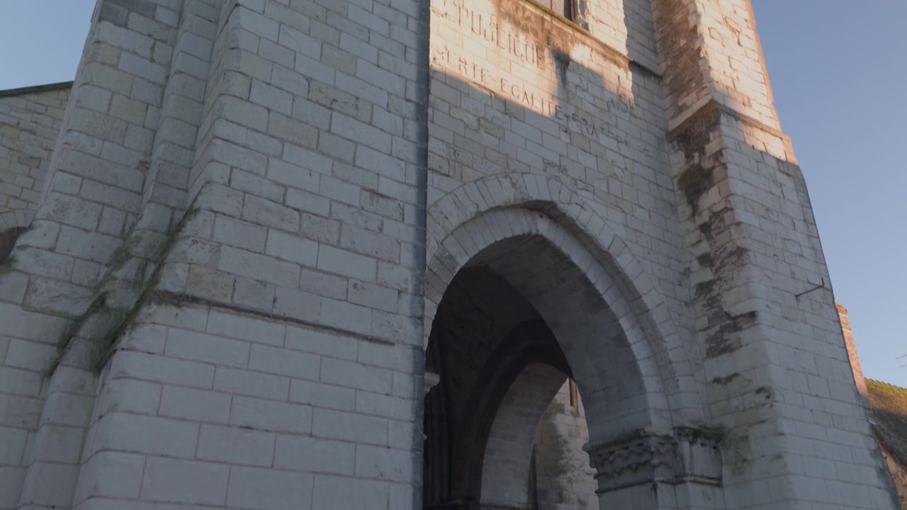 Igreja de Saint-Aignan banhada pela luz suave do dia, exibindo arquitetura histórica