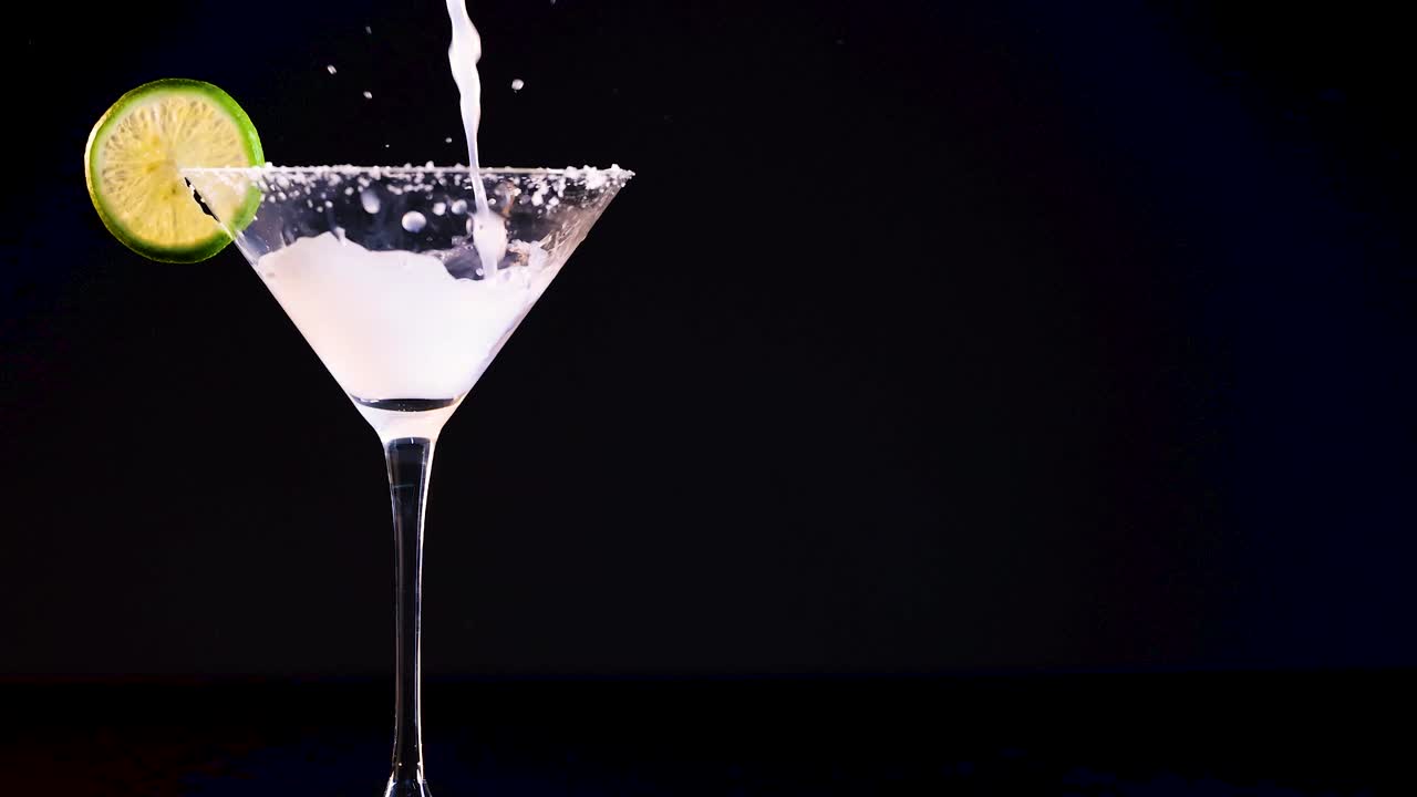 margarita siendo vertida en un vaso de cóctel