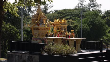 grupo de personas que participan en un ritual religioso