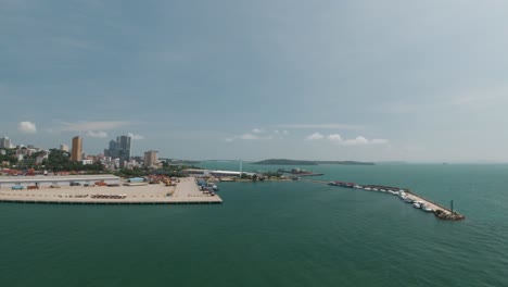 Abfahrt-Vom-Stadthafen-Von-Sihanoukville-Mit-Blick-Auf-Das-Meer-Und-Die-Skyline