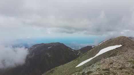 Frau,-Die-Zwischen-Wolken-Auf-Dem-Bergrücken,-Den-Weißen-Bergen-Kretas,-Mit-Toller-Aussicht-Spaziert