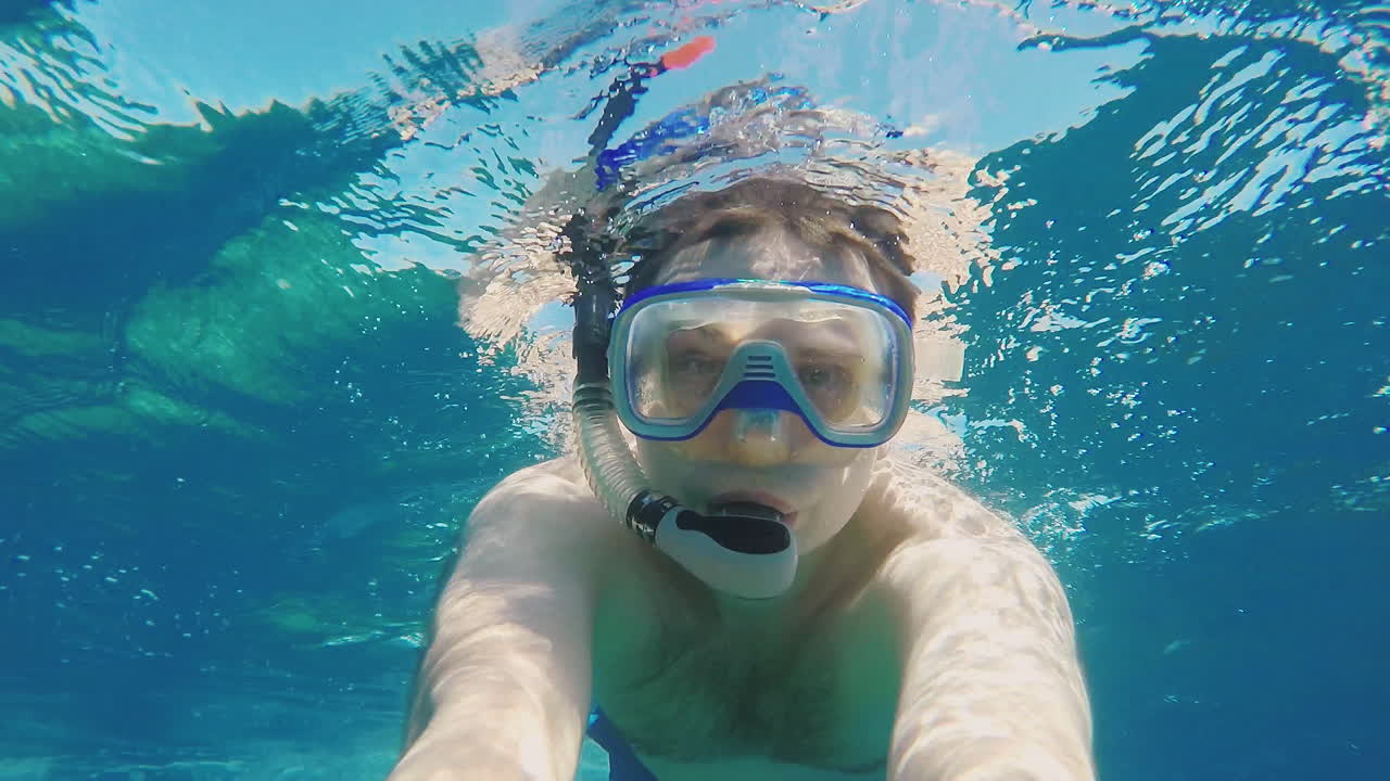 Snorkelers Shoots Himself On Camera