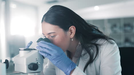 científico, mujer y microscopio en un laboratorio