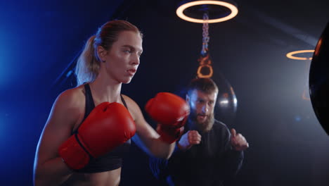 sesión de entrenamiento de boxeo femenino con el entrenador