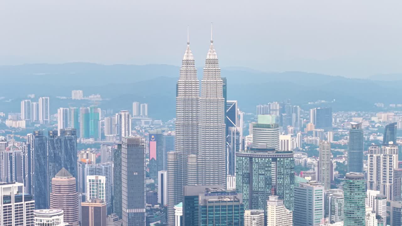 Vídeos en 4K con dron del paisaje urbano de Kuala Lumpur, Malasia, con edificios altos, como las Torres Gemelas Petronas, KLCC y Medeka 118