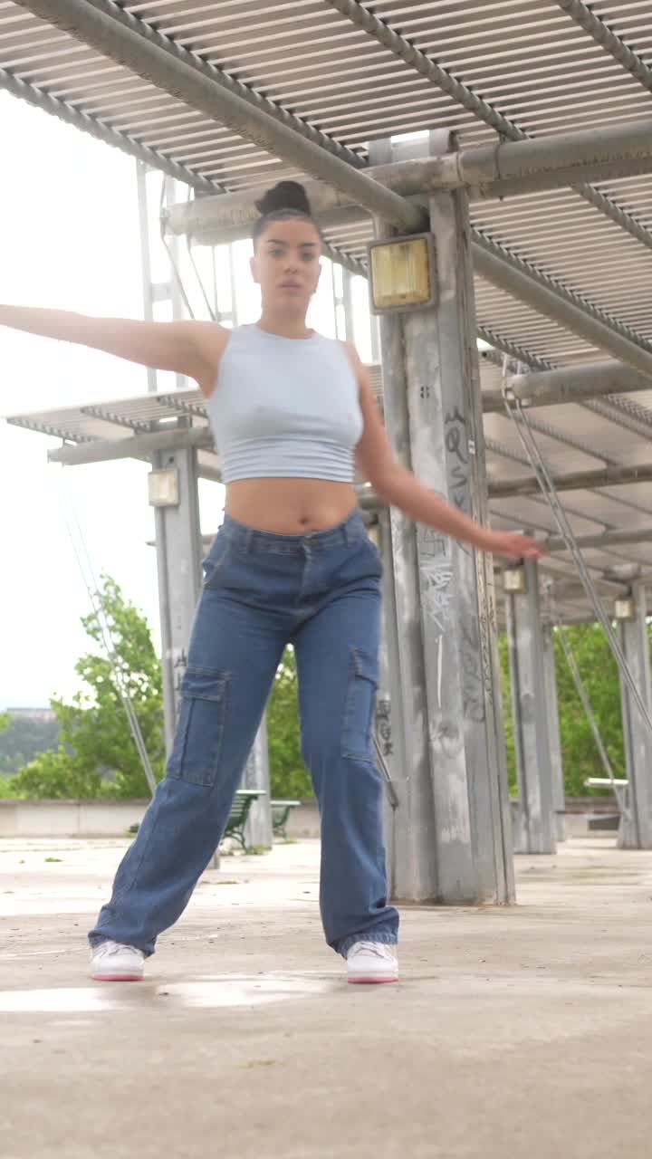 Donna che balla in ambiente urbano