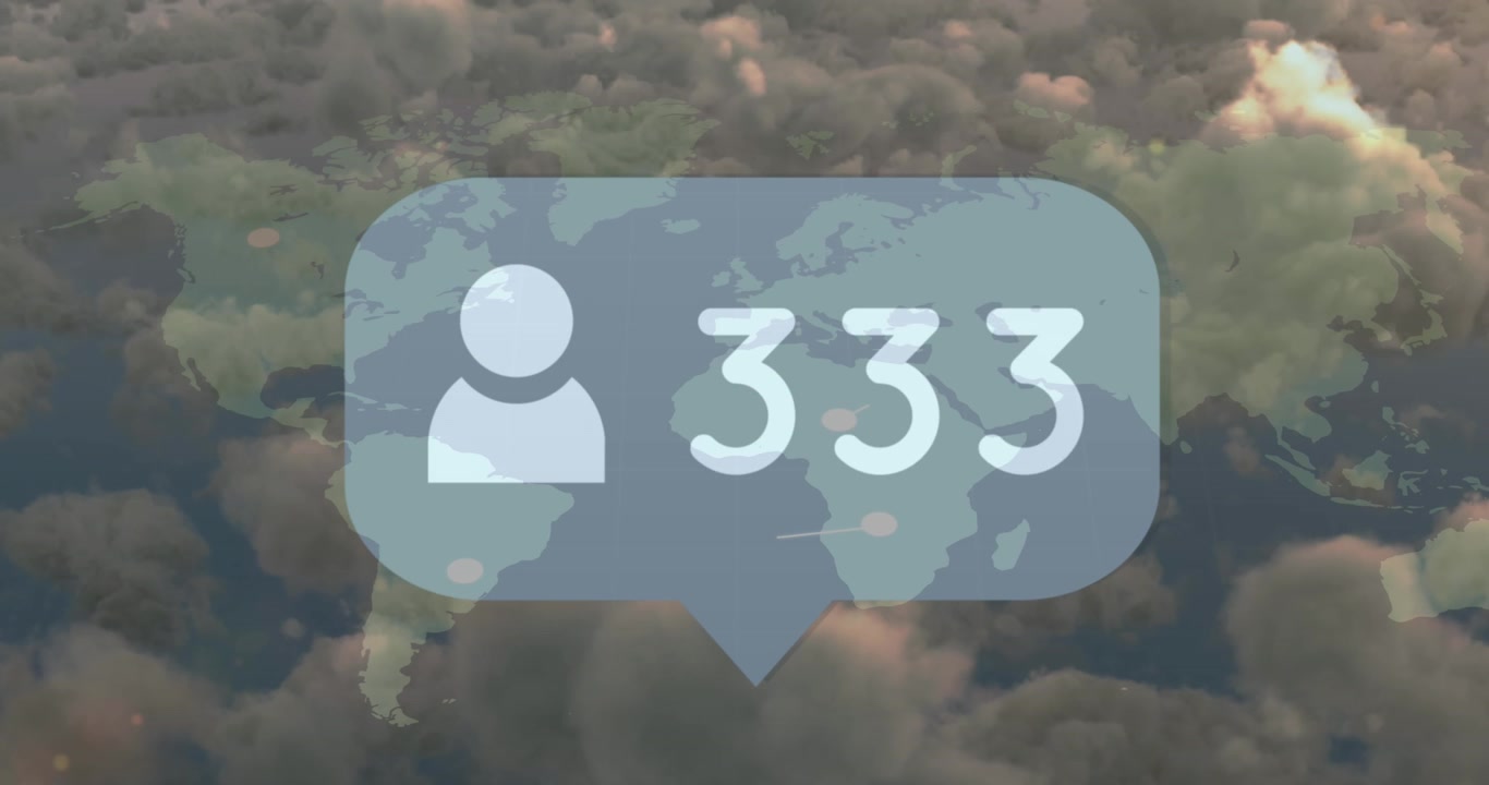 Animazione di un'icona di social media con un numero crescente su una mappa del mondo e un cielo con nuvole.