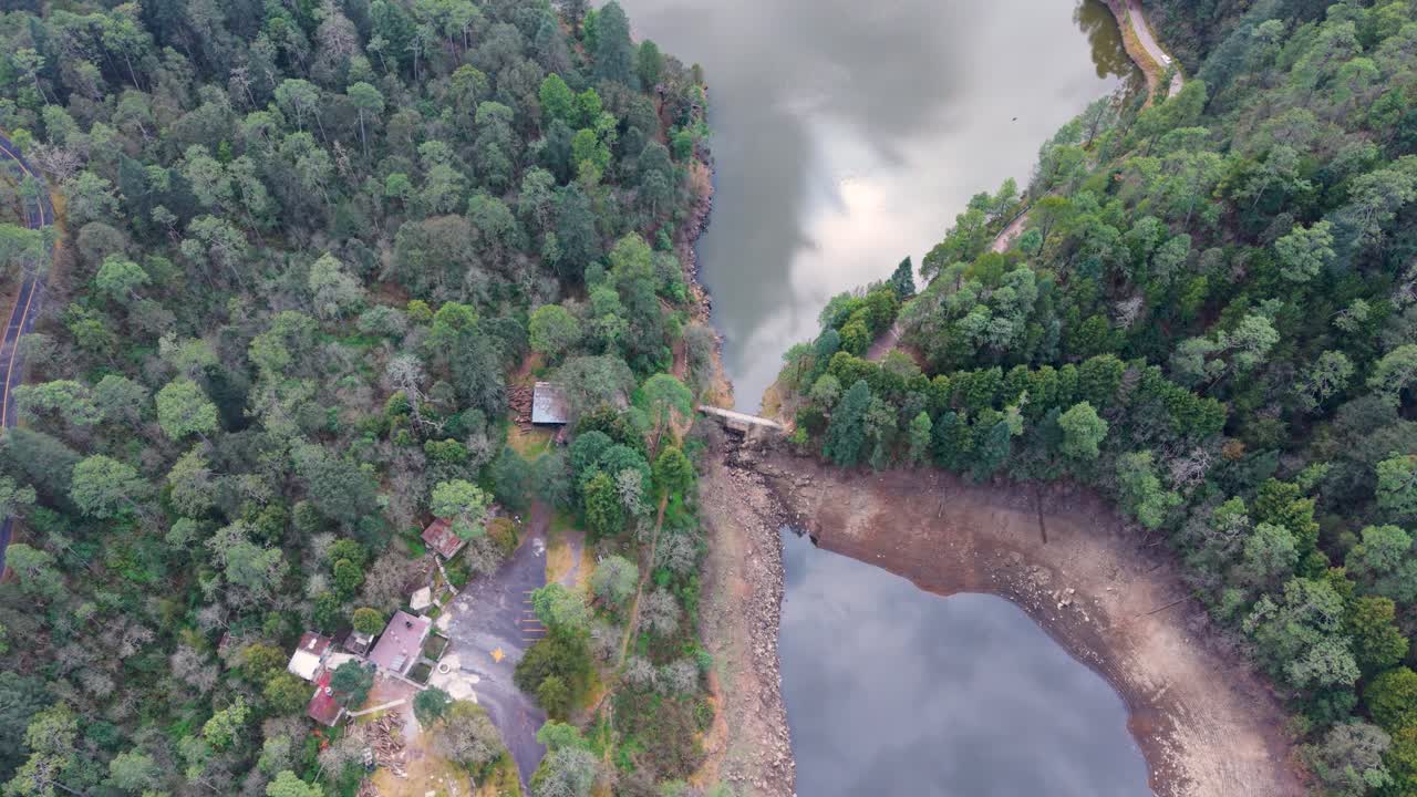 Dronebillede af bjergrig skov og vandområder i det centrale Mexico