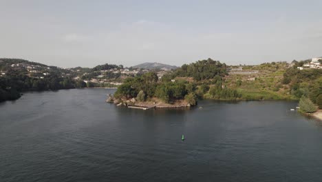 Playa-Fluvial-De-Ilha-Dos-Amores-O-Island-Love,-Castelo-De-Paiva-En-Portugal