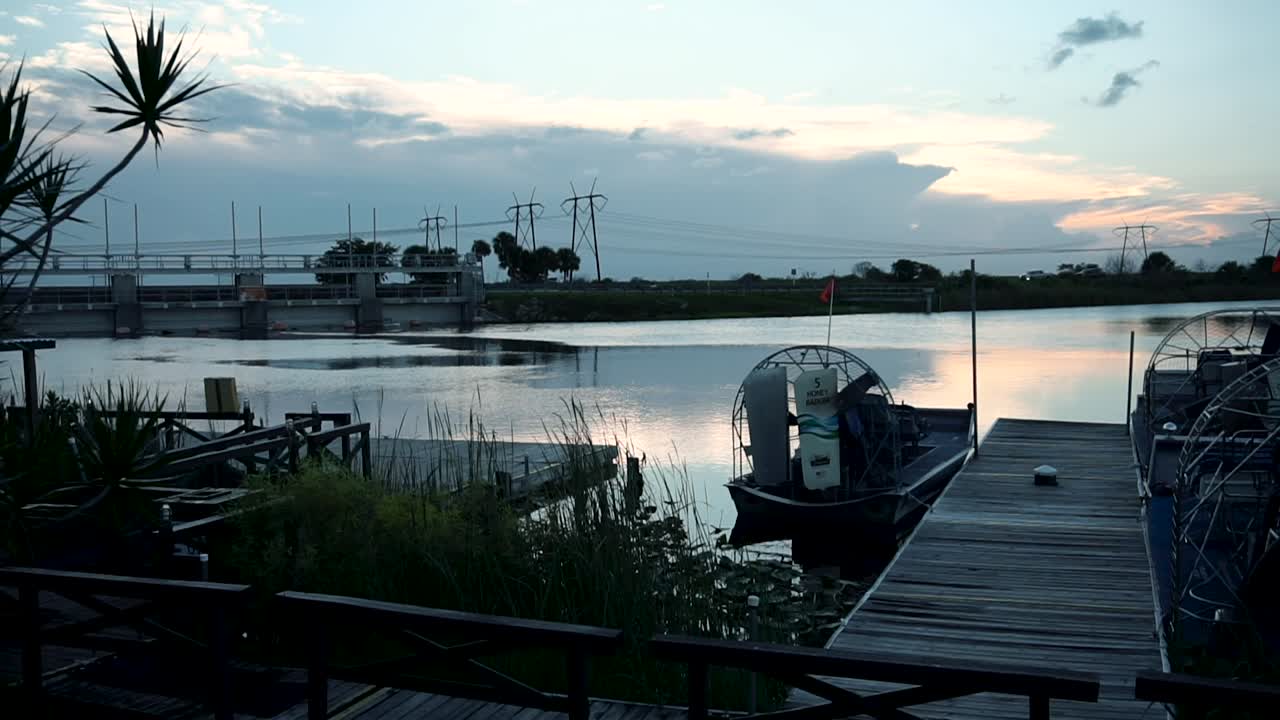 미국 플로리다주 마이애미 포트 에버글레이즈의 잔잔한 물과 함께 일몰의 평화로운 풍경 - 정적 샷