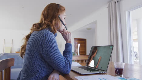 estudiante caucásica usando portátil y auriculares de teléfono en videollamada con una maestra