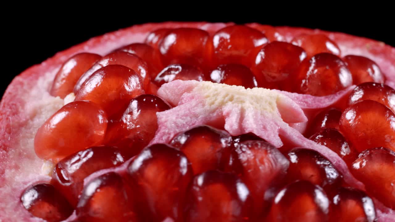 Video af roterende røde granatæblekerner