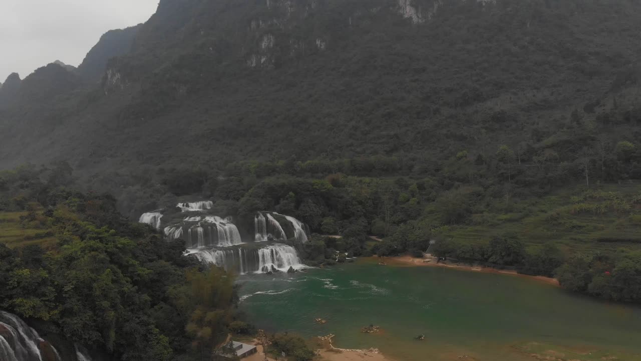 la impresionante cascada de ban gioc en cao bang vietnam, desde el aire