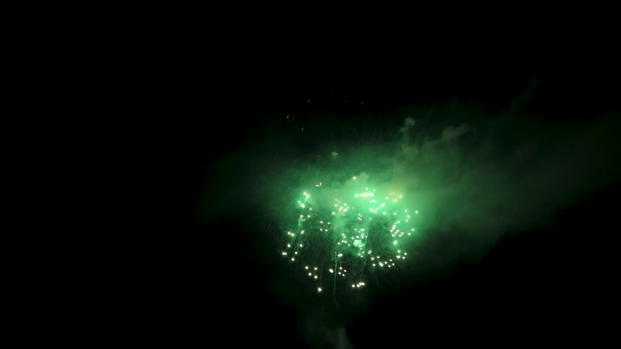 7월 4일 축제 기간 동안 하늘에서 활기찬 불꽃놀이가 폭발합니다.