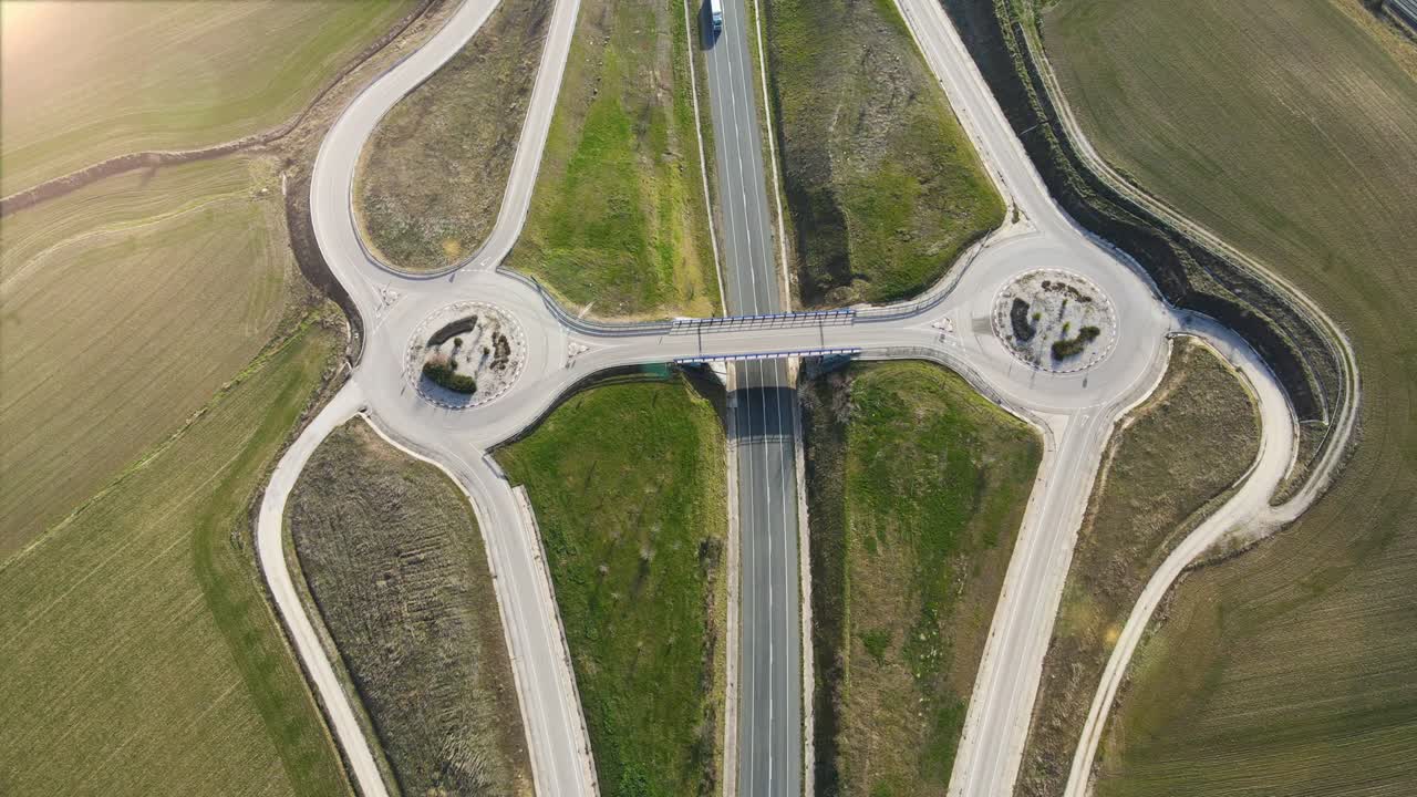 시골 도로 교차로 위의 드론 뷰. 시골 풍경의 플라이오버에서 교통. 고품질 4k 영상