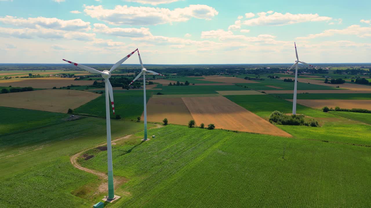 vista aérea de una poderosa granja de turbinas eólicas para la producción de energía en un hermoso cielo nublado en las tierras altas