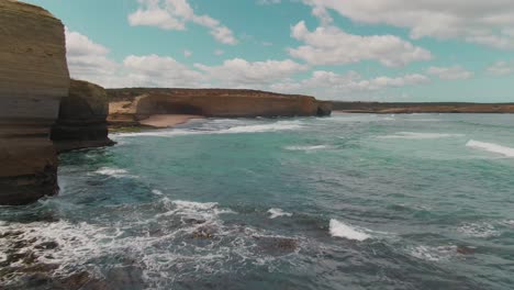 4k-Hohe-Felsige-Klippe-Aus-Der-Luft-Auf-Dem-Ozean-Drohnen-Dolly-In-Schuss