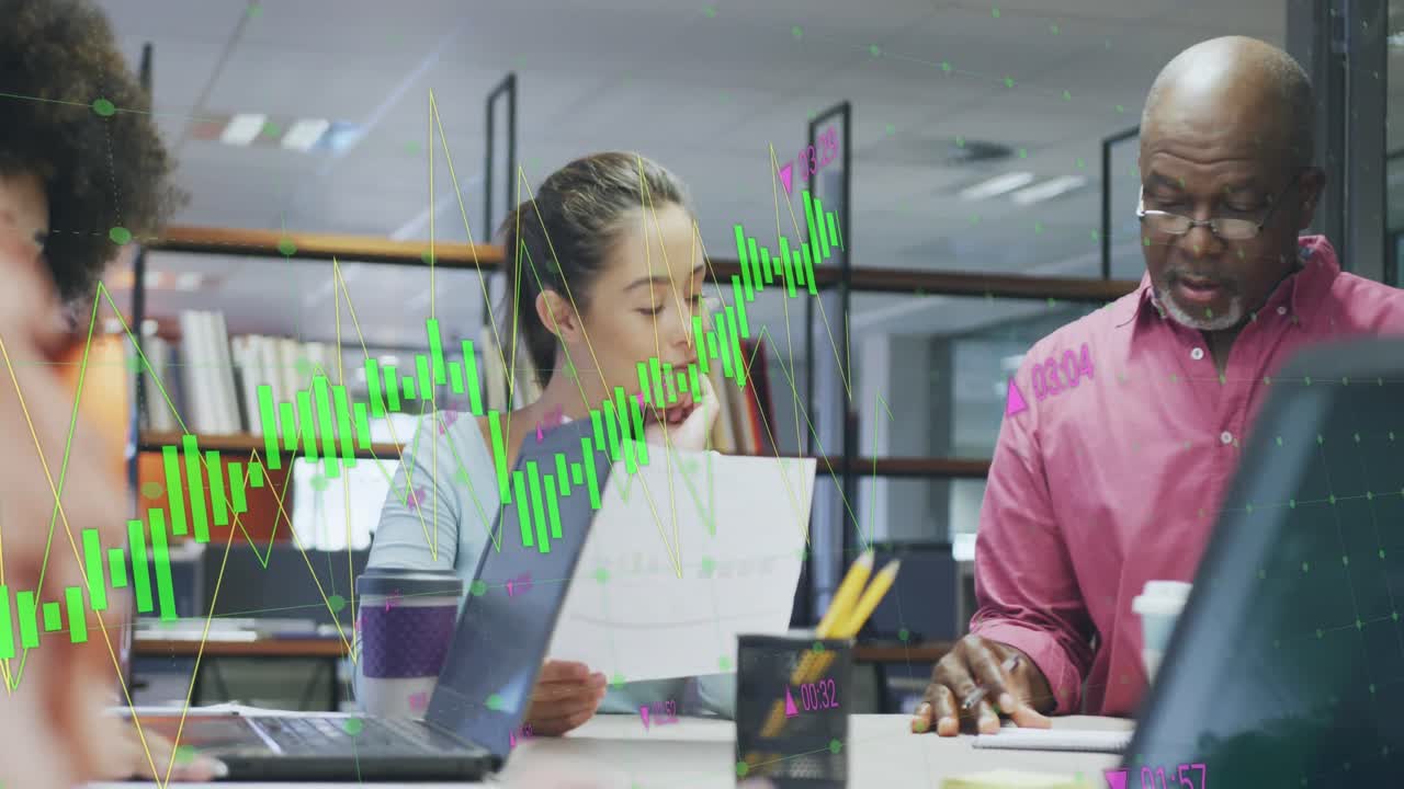 Animation der Datenverarbeitung über verschiedene Geschäftsleute im Büro