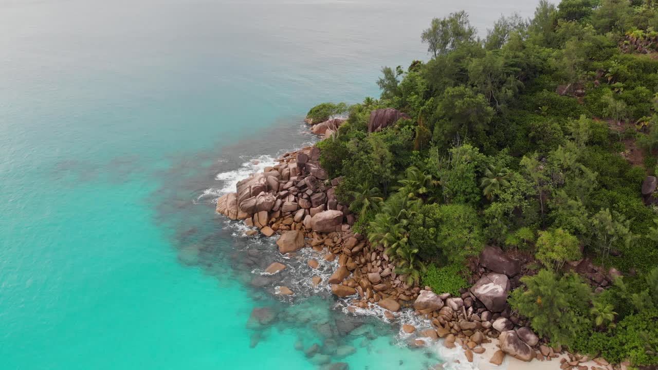Pemandangan udara pantai-pantai terindah dan perairan pirus di Seychelles.