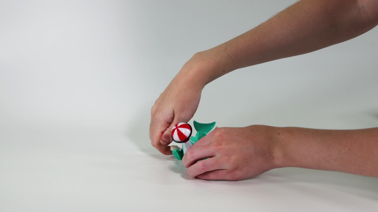 dos personas que ensamblan conjuntamente un dragón de juguete