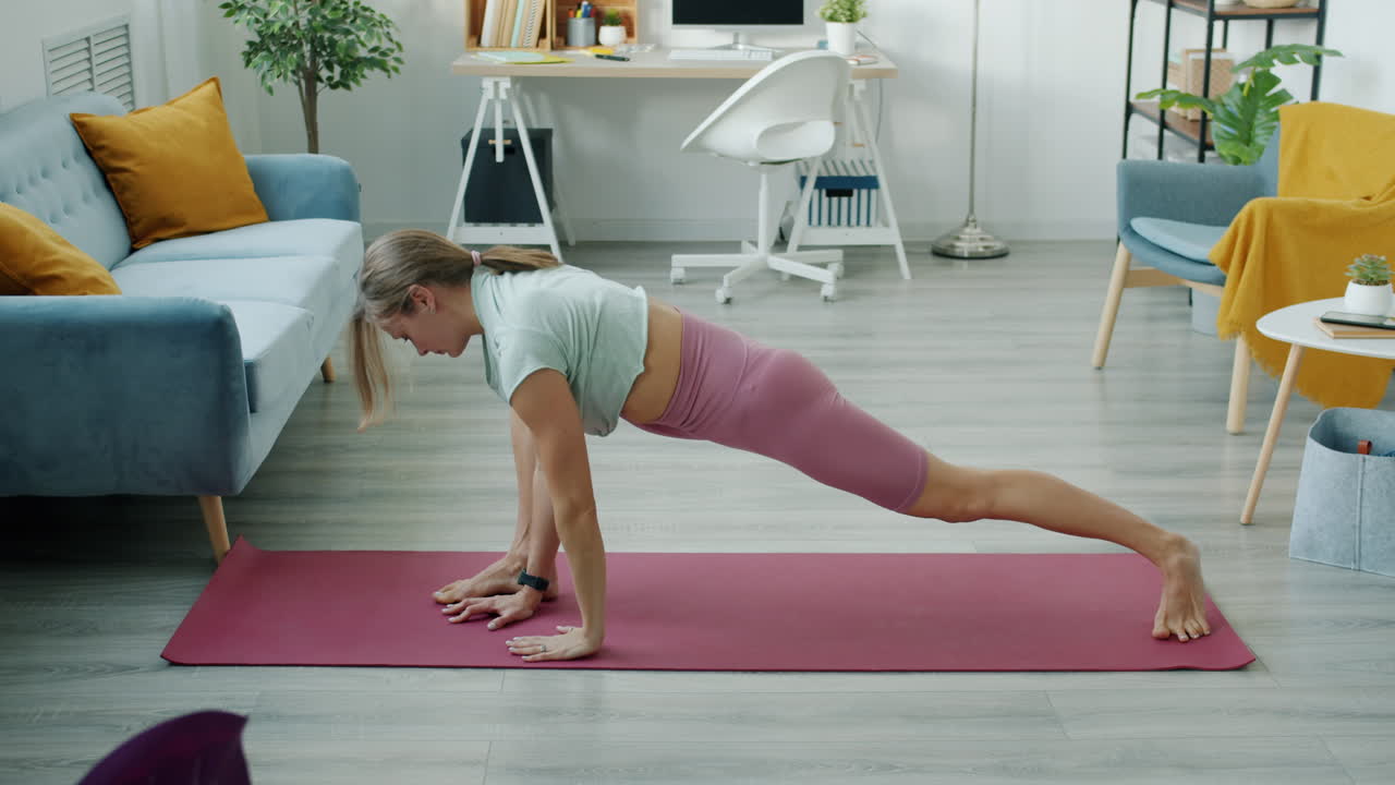 mujer haciendo estiramientos de yoga en casa