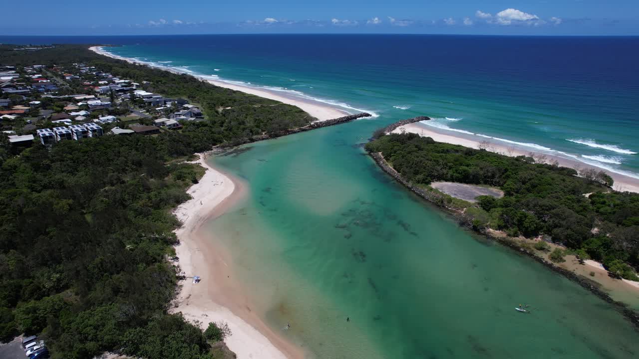Mooball Creek Pottsvillessä päiväsaikaan Uudessa Etelä-Walesissa, Australiassa - Dronekuva