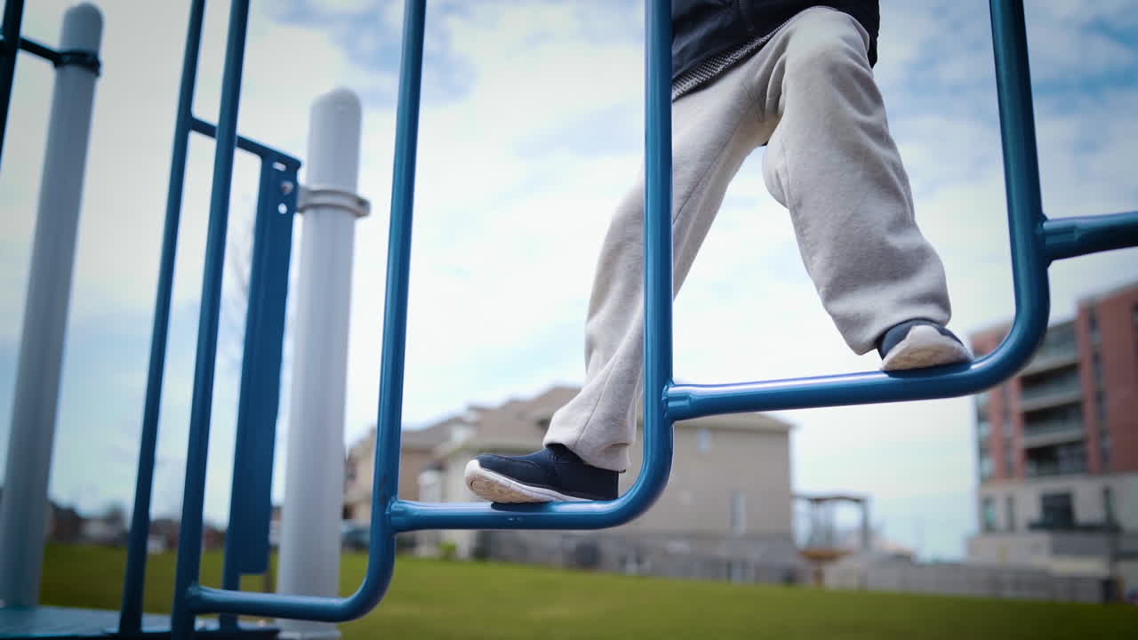 슬로우 모션으로 놀이터를 등반하는 어린 소년